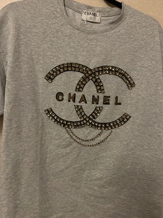 CHANEL Grey Tee with Gold Crystal-Embellished CC Logo - Picture 3 of 3